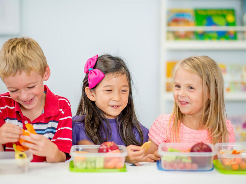 children eating healthy snacks